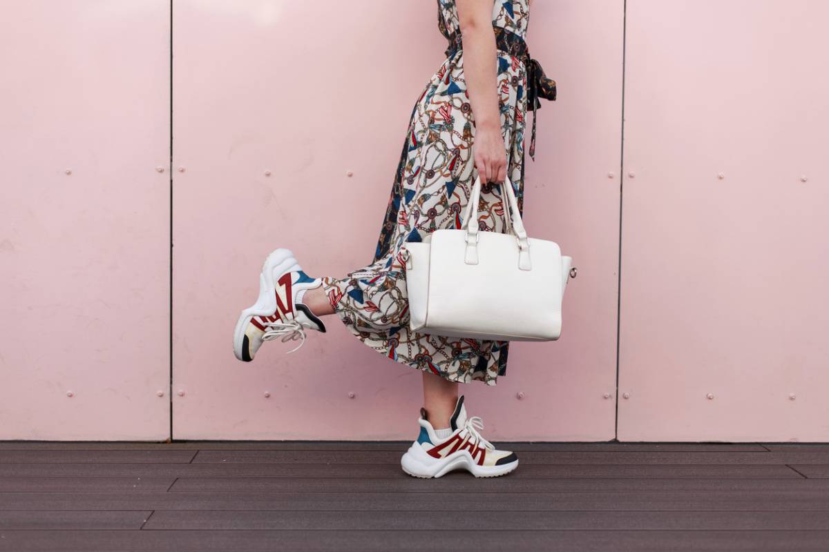 Comment porter une robe avec des baskets ?