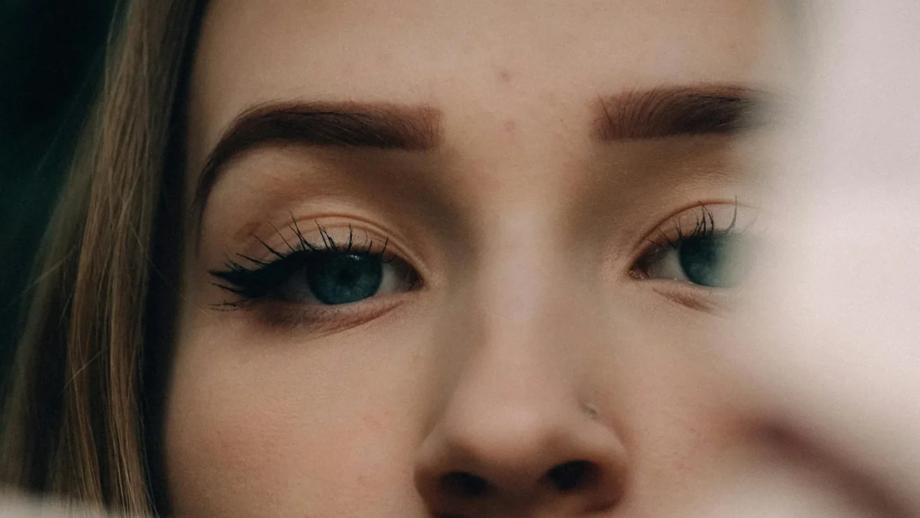 Beaux sourcils : 7 secrets pour des arches parfaites et assumées