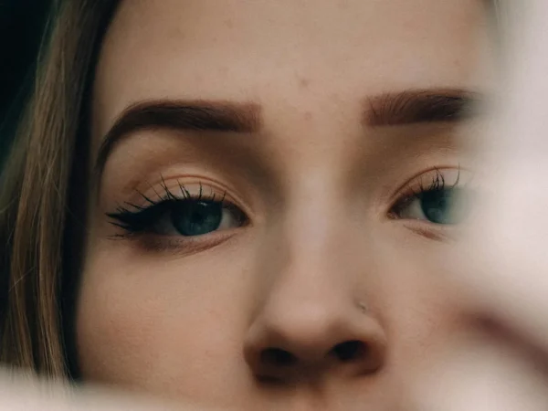 Beaux sourcils : 7 secrets pour des arches parfaites et assumées