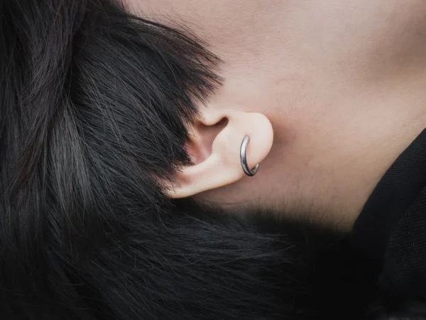 Snug piercing : tout ce que vous devez savoir avant de vous lancer