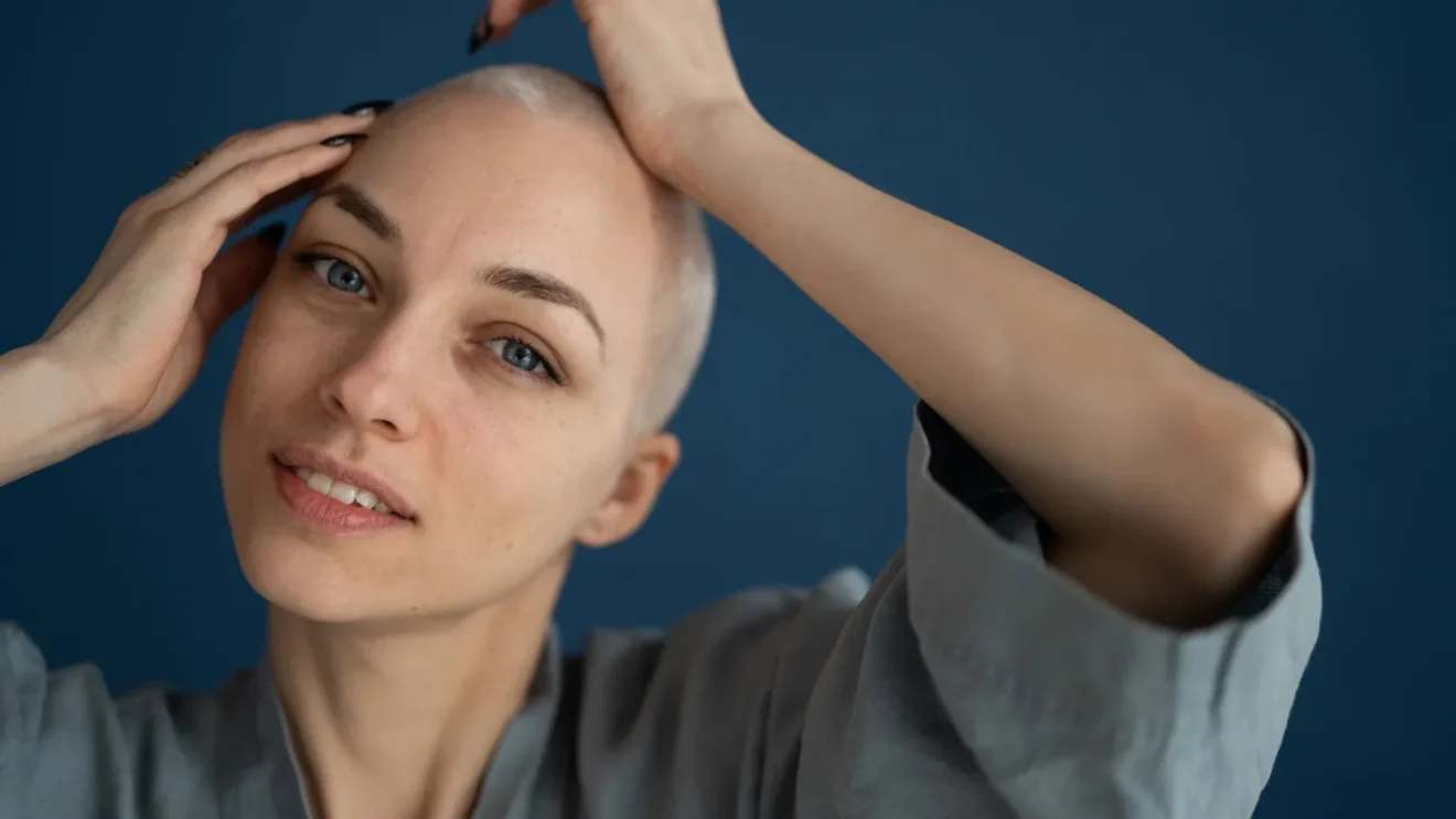 Cheveux clairsemés sur le haut du crâne : causes, solutions et pouvoir d’agir