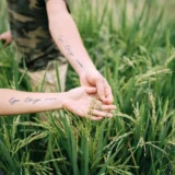 Tatouer sur un grain de beauté : ce que votre corps mérite de savoir
