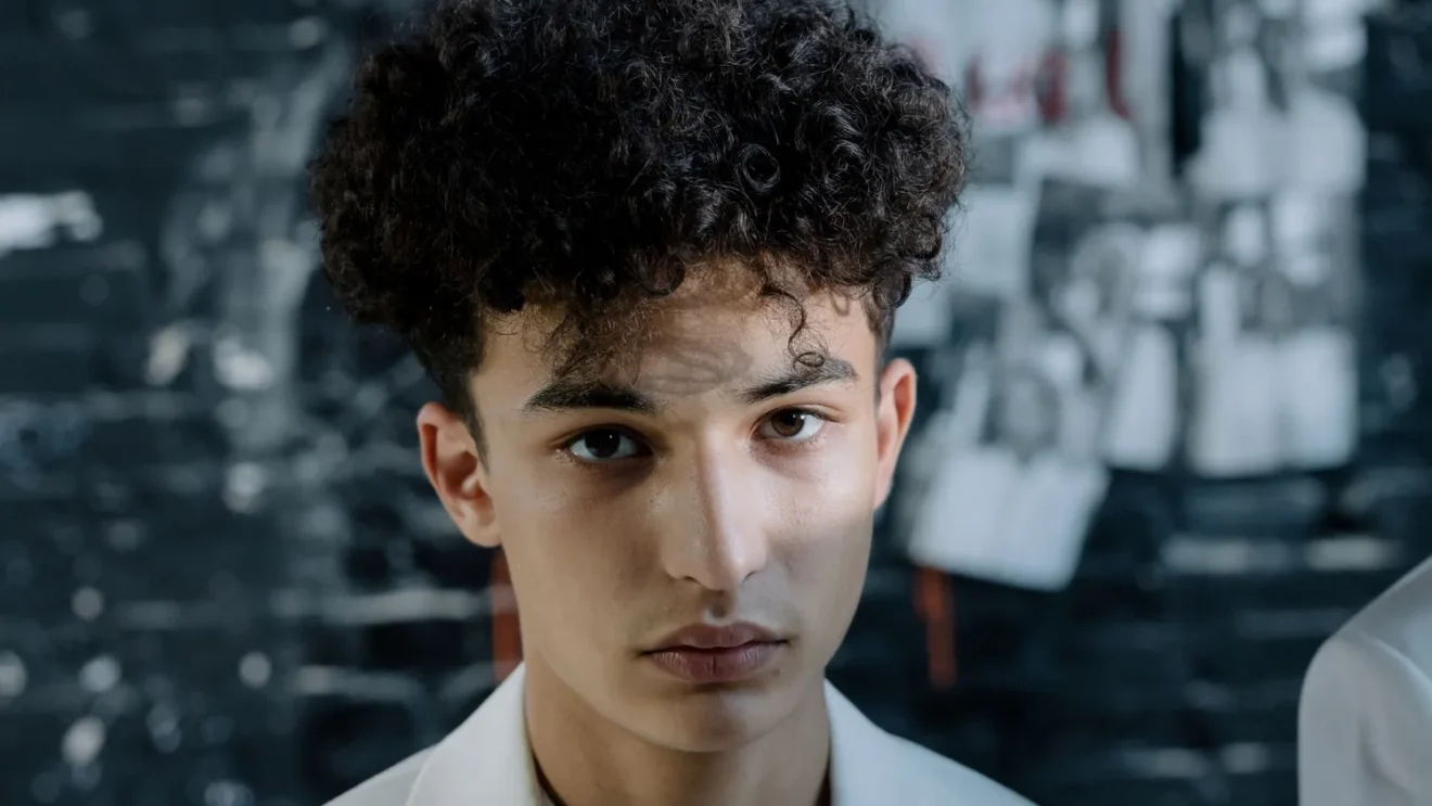 Coupe homme bouclé : 7 styles pour assumer ses boucles en 2026