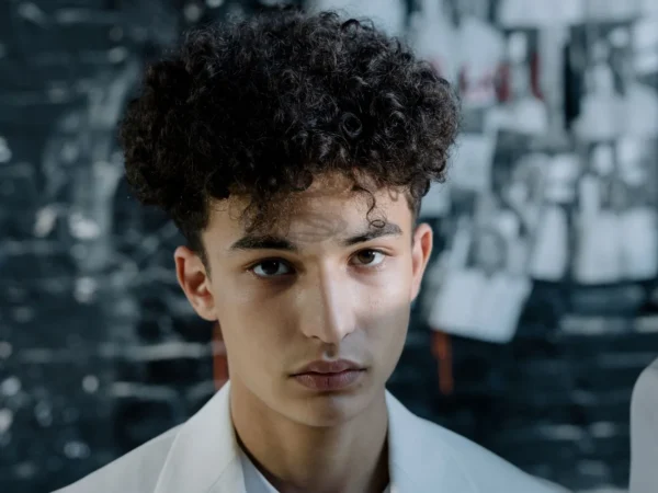 Coupe homme bouclé : 7 styles pour assumer ses boucles en 2026